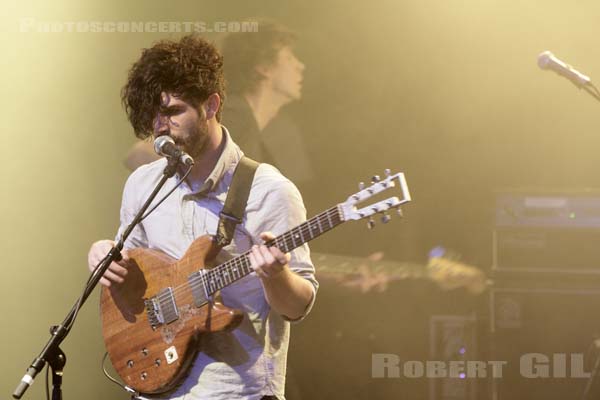 FOALS - 2008-11-15 - PARIS - La Cigale - Yannis Philippakis - Walter Gervers